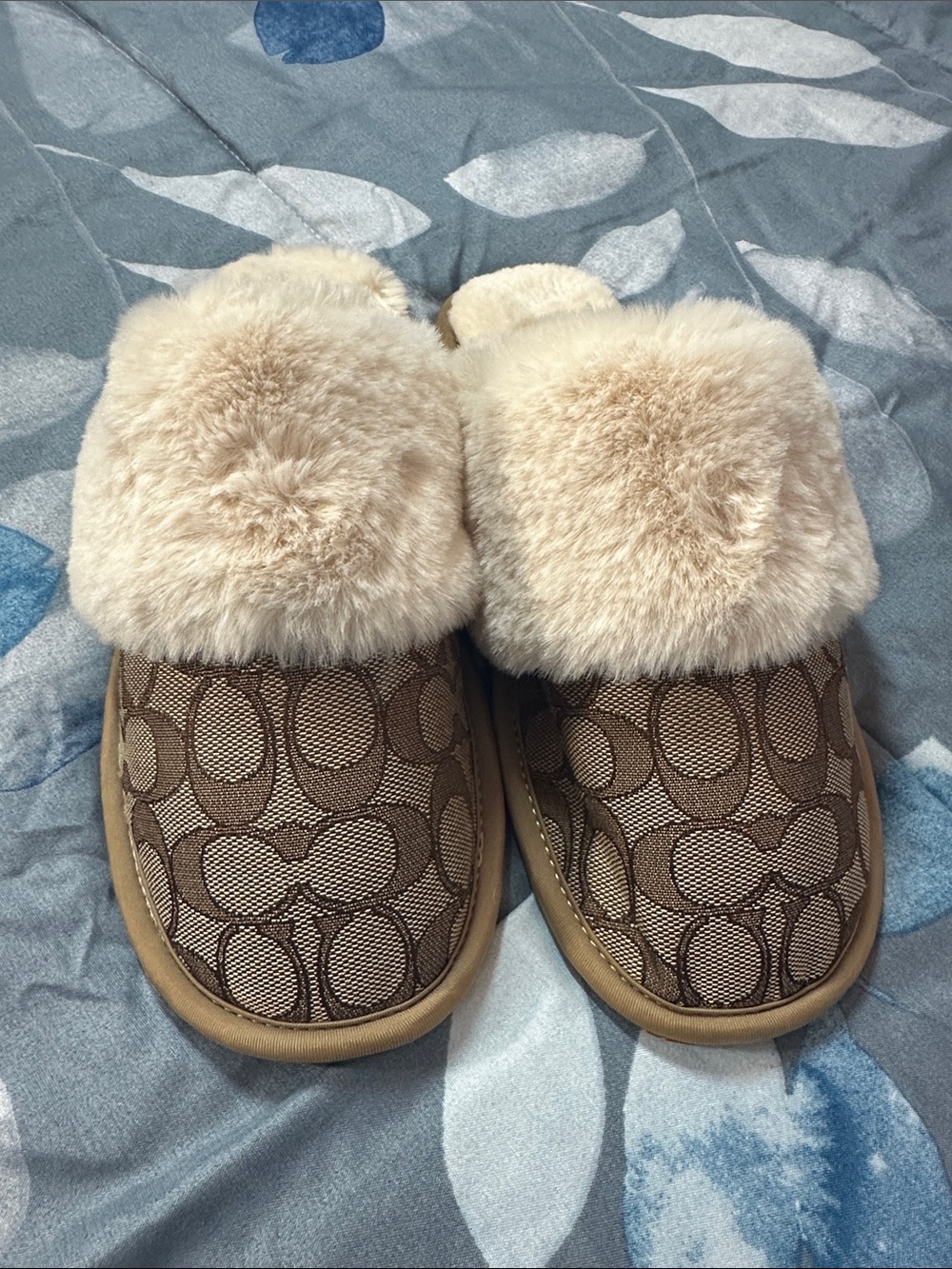 NWOT Coach Ziva Tan Signature Logo Slippers w/Cream Faux-Fur Trim Sz 7 - Picture 2 of 12
